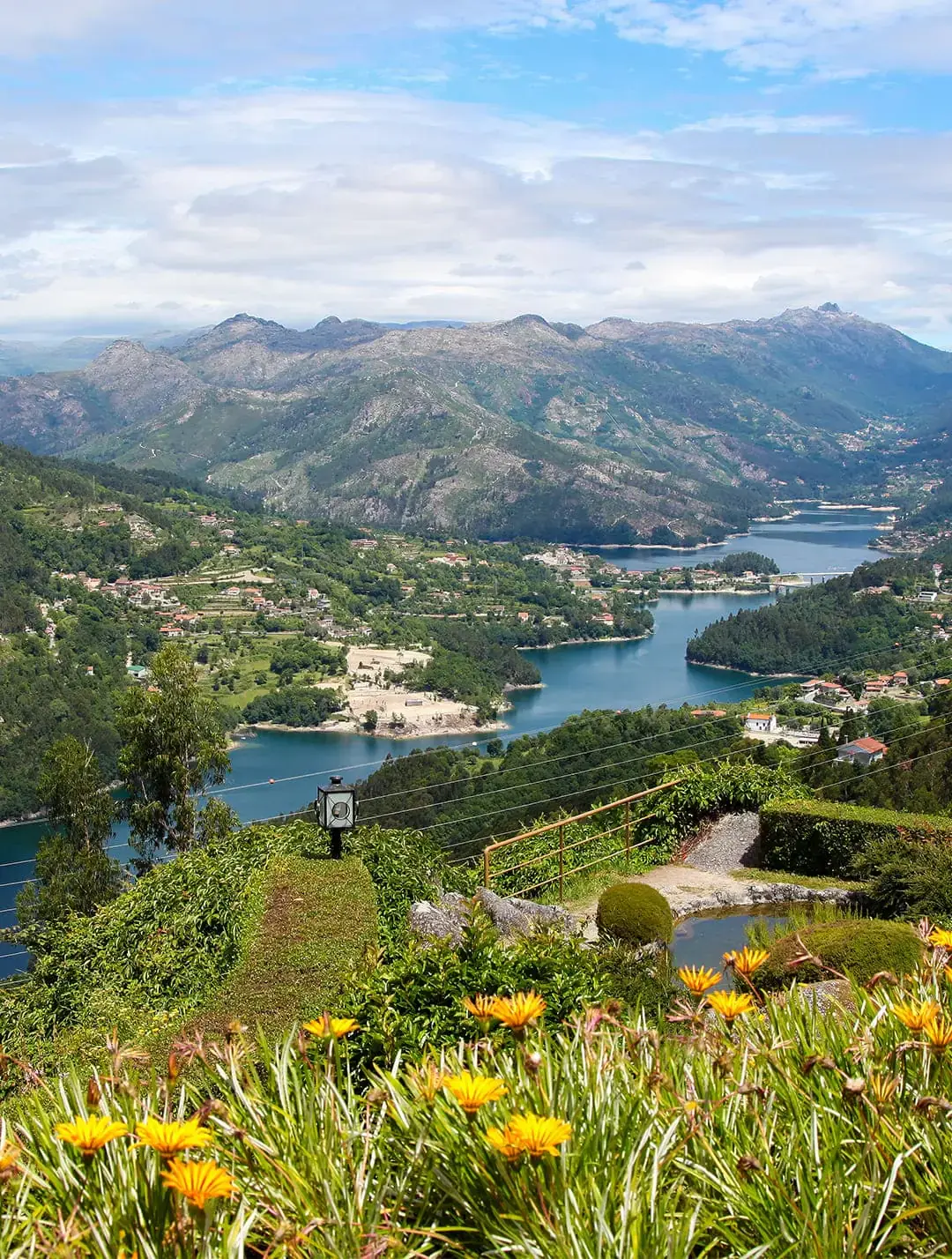 Gerês — lagoa e ponte de pedra na paisagem verde